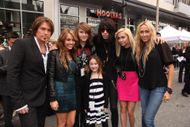 Billy Ray Cyrus with Miley, Noah, Braison, Trace, Brandi, and Tish at the premiere of Hannah Montana The Movie. (Image via Getty)